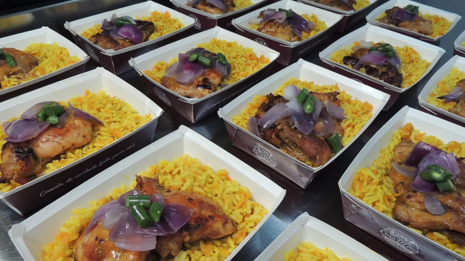 Sobrecoxa com Arroz de Açafrão e Cenoura