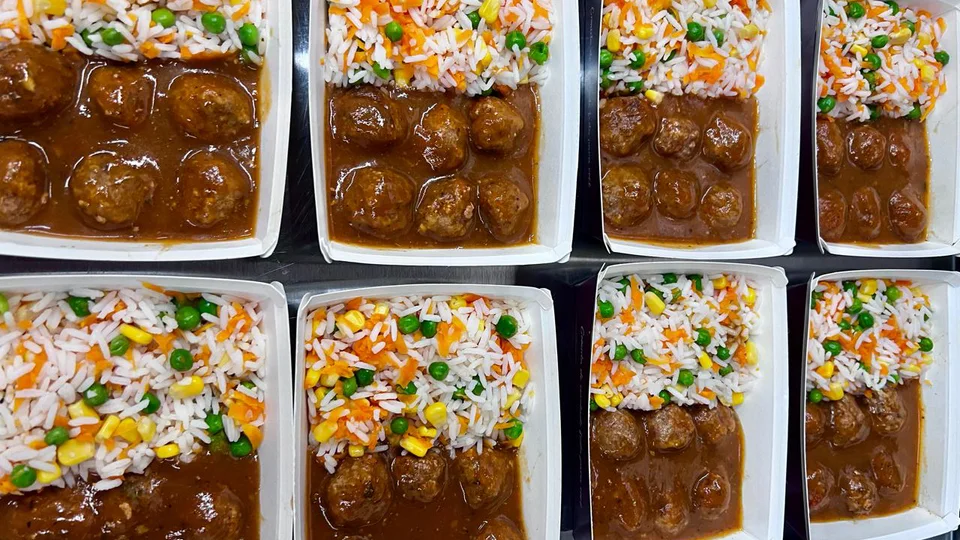 Almondegas de Carne e Arroz Colorido